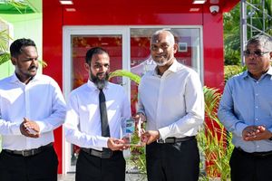 ދަތުރުގެ ފުރަތަމަ އޭޓީއެމް ފުލިދޫގައި މުއިއްޒު ހުޅުވައިފި