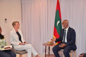 އިންތިހާބީ ރައީސް, އިނގިރޭސި ސަފީރާ ބައްދަލުކުރައްވައިފި