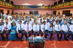 ހުލާސާކޮށް އިއްޔެ: ދަ ޑިމޮކްރެޓްސް އުފެއްދުމުގެ ޖަލްސާ ބޭއްވުން