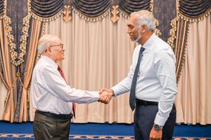 ރައީސް މުއިއްޒު ކުރީގެ ރައީސް މައުމޫންއާ ބައްދަލު ކުރައްވައިފި