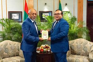 އަފީފަށް، އަސްލަމް ދެއްވީ ބައްޕަ ލިޔުއްވި ސުވައިދީބު ފޮތް
