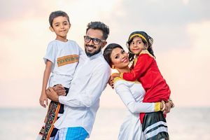 އައްޒަ މި ކިޔައިދެނީ "ސްޓެޕް ފެމިލީ" އެއްގެ ހަމަޖެހުމާއި ކާމިޔާބީގެ ހަތް ސިއްރު