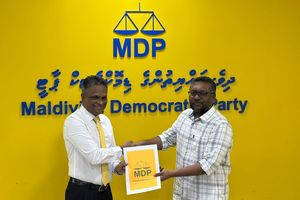 މޭޔަރު ޕްރައިމަރީއަށް އާޒިމް ފޯމު ހުށަހަޅުއްވައިފި