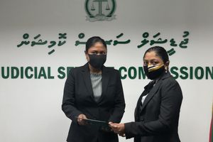 މޭ ހައެއް ހަމަލާގެ މައްސަލަ ބަލާ ބެންޗުގެ ރިޔާސަތަށް ދީބަނާޒް