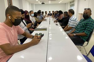 ފްލައިން ސްކޫލް ދަރިވަރުން ޝަކުވާ ހިފައިގެން އެވިޑަށް
