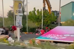 ޕީއެންސީގެ ކެމްޕޭނު ބިލްބޯޑުތައް ޖަހަން އެޗްޑީސީގެ މުވައްޒަފުން