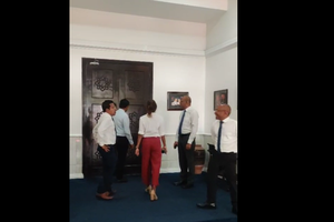 ސަރުކާރަށް ތާއީދު ކުރާ މެންބަރުން ތަޅުމުގެ ދޮރުތައް ތަޅުލައިފި 