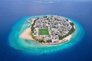 ޒަހަމްތަކާއެކު މަރުވެފައި އޮތް އަންހެނަކު ހޮޅުދޫއިން ފެނިއްޖެ