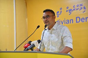 "އިންޑިއާ އެއްބަސްވުންތައް ބަލަން އުޅުމުން އަޒާން ސައިޒުކޮށްލި"