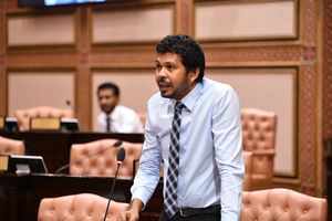 ވައްޑޭގެ ވަރުގަދަ ސުވާލުތަކުން މަޖިލިސް ގުގުމާލައިފި