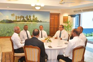 ރައީސް، އާ ކޯލިޝަން ޕާޓީތަކުގެ ލީޑަރުންނާ ބައްދަލުކުރައްވައިފި