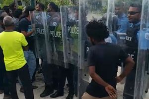 ކުޑަހުވަދޫ ހަމަނުޖެހުން: ފުލުހުންނާ ކުރިމަތިލި މީހަކު ހައްޔަރަށް