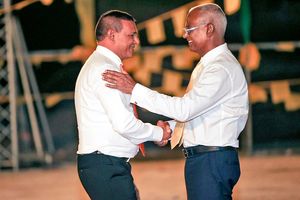 ރައީސަށް ސިޔާމް ތާއިދުކުރުން: ކޮވިޑުގައި އިގްތިސޯދު ހިފެހެއްޓުން