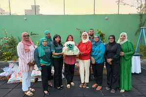 ސިމްޑީ އާއި މަމްސް އެއިޑުން ފިޔަވަތީގެ ކުދިންނަށް އީދު ހަދިޔާ
