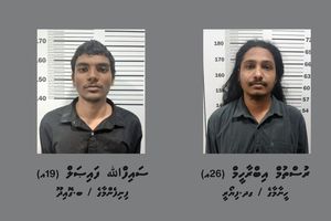 ކޯރާޑީން ހަމަލާ ދިން ކަމަށް ތުހުމަތުކުރެވޭ ދެ މީހުންނަށް ދައުވާކުރަން ފޮނުވައިފި