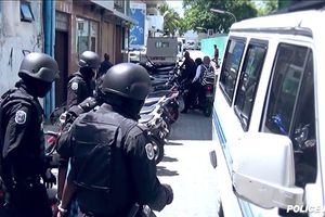 މީހަކަށް ބިރުދައްކައި އެކައުންޓުގައި ހުރި ފައިސާ ފޭރުނު މައްސަލައެއްގައި ދެމީހުން ހައްޔަރުކޮށްފި