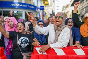ޔާމީނުގެ ޝަރީއަތް ކުރިއަށްދާއިރު ކޯޓު ބޭރުގަ މުޒާހަރާ ކުރިއަށް 