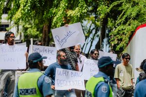 ވޭޕް މަނާ ކުރުމާ ދެކޮޅަށް މަޖިލިސް ކައިރީ އިހުތިޖާޖު ކުރަނީ 