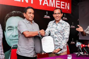 ކަރެކްޝަންސްގެ އިންޒާރެއް އޮއްވައި ޕީއެންއެފް އޮފީހަށް ވަޑައިގެން ޔާމީން އެ ޕާޓީއަށް ސޮއިކުރައްވައިފި