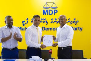 ފައިސަލް އެމްޑީޕީއަށް ސޮއިކޮށްފި