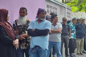 ކިއު ދިގީ މާލޭމީހުން ވޯޓުލާ ފޮށިތަކުގެ ކައިރީގައި