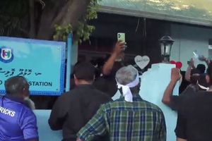 ޒަކިއްޔާގެ މަރަށް އިންސާފު ނުލިބޭތީ ހޮޅުދޫ ޕޮލިސް ސްޓޭޝަނަށް ރައްޔިތުން ވަދެ މުޒާހަރާކުރަނީ