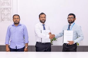 ދެ ރަށެއްގެ ތަރައްގީގެ މަޝްރޫއުތަކުގައި ސޮއިކޮށްފި