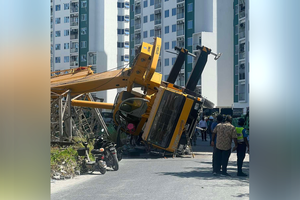 Crane overturns in Hulhumale' Phase Two