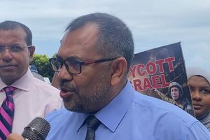 މުޒާހަރާގެ ބައިވެރިންނާ އެކު މިނިސްޓަރު އިޒްރޭލާ ދެކޮޅަށް!