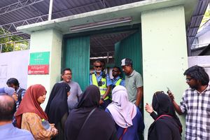 އަބްދުﷲގެ އާއިލާ މީހުން މޯޗަރީއަށް ނުވެއްދުމުން ހޫނުވެއްޖެ