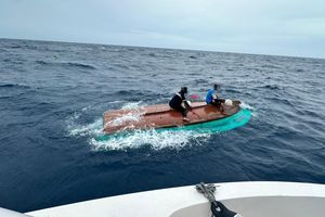 ކަނޑުވެފައި ތިބި ދެމީހުން ހޯދައި ސަލާމަތްކޮށްފި