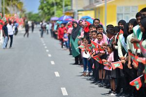 ރައީސަށް މަރުހަބާކިޔަން ދުވާފަރު ސްކޫލުގެ ދަރިވަރުން ނެރެފި