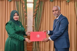 ޝަމްނާޒްގެ އާއިލީ މެންބަރުން ސިޔާސީ މަގާމުތަކުން ވަކިކޮށްފި
