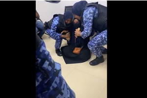 ރަޔަޓް ފުލުހުން ގޮސް މުޒާހަރާގެ ބައިވެރިން އޭސީސީން ނެރެލައިފި 