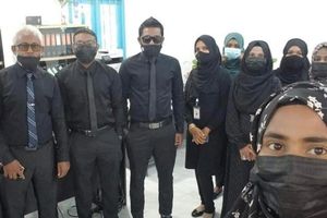 ސިވިލް ސާވެންޓުން ކަޅު ހެދުމުގައި ހިމޭން އިހުތިޖާޖަކަށް