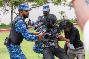 ދެ ނޫސްވެރިޔަކު ކޮއްޕާލި މައްސަލަ ބަލަން ސީޕީ އަންގަވައިފި