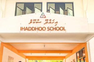 ސުކޫލެއްގައި އަންހެން މުވައްޒަފަކަށް ހަމަލާ ދިން މައްސަލައެއް