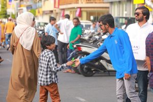 Villa College hands out Eid gifts to revive old custom