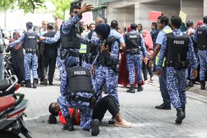 މަޖިލިސް ކައިރީ މުޒާހަރާ ކުރި ތިން މީހަކު ހައްޔަރުކޮށްފި