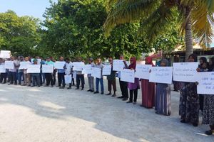 އަތޮޅު ކައުންސިލްތައް އުވައިލުމާ ދެކޮޅަށް މުޒާހަރާކޮށްފި