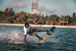 ގޮއިދޫގެ ޖައްވުގައި ހަންޓޭ ކައިޓް ސާފިން ދިރުވަނީ 