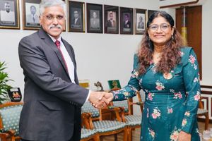 އިންޑިއާއިން ސެނަހިޔާ ހޮސްޕިޓަލަށް ތަކެތި ހަދިޔާކޮށްފި 