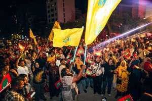 Frustrated Maldivians flood rally "to stop looting"