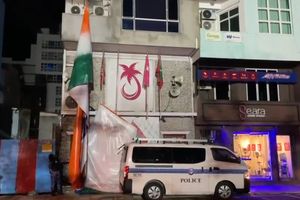 ރިޔާސީ ގަރާރާ ހިލާފަށް ޕީޕީއެމް އޮފީހުގައި ދަމާފައި ހުރި ބެނާއެއް ފުލުހުން ނަގައިފި