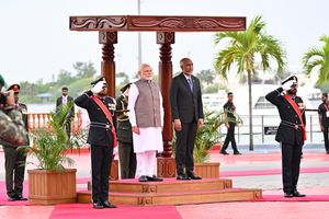 Modi receives 21-gun salute in Male'