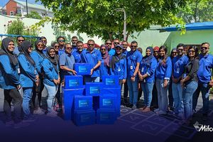 މިފްކޯގެ މުވައްޒަފުން ފިޔަވަތި ސެންޓަރަށް ފޮތް ހަދިޔާކޮށްފި 