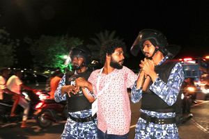 މުޒާހަރާއިން ނޫސްވެރިޔާ ހައްޔަރުކުރުން ފުލުހުން ދިފާއުކޮށްފި