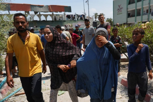 ގާޒާގެ ސްކޫލަކަށް އިޒްރޭލުން ހަމަލާދީ 30 މީހުން މަރާލައިފި