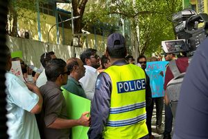 މުޒާހަރާގެ ތެރެއިން މަޖިލީހުގެ ގޯތި ތެރެއަށް ގާ އުކައިފި