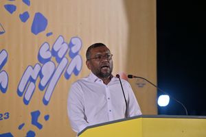 ފައްޔާޒު އިދިކޮޅަށް: ކެންޑިޑޭޓެއް ދައްކައި ކެމްޕޭން ކުރައްވާ
